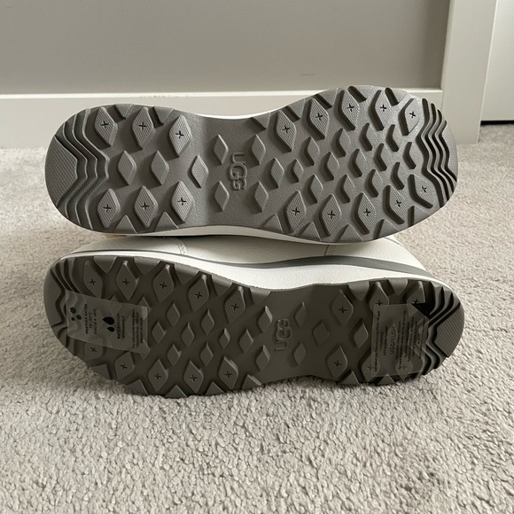 UGG ADIRONDACK III BOOT Women size 7 in colour white - Picture 7 of 12